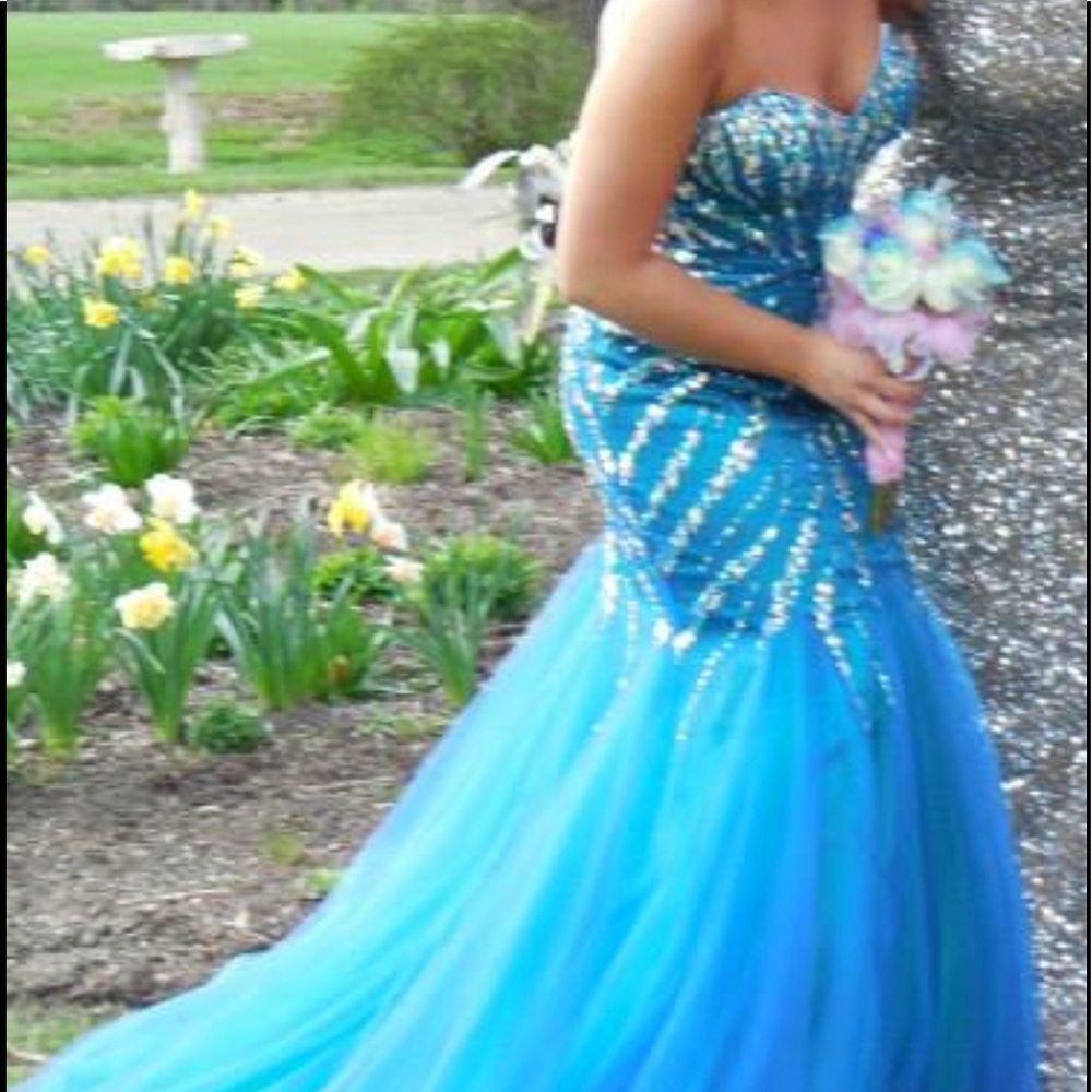 PROM DRESS - Picture 2 of 3
